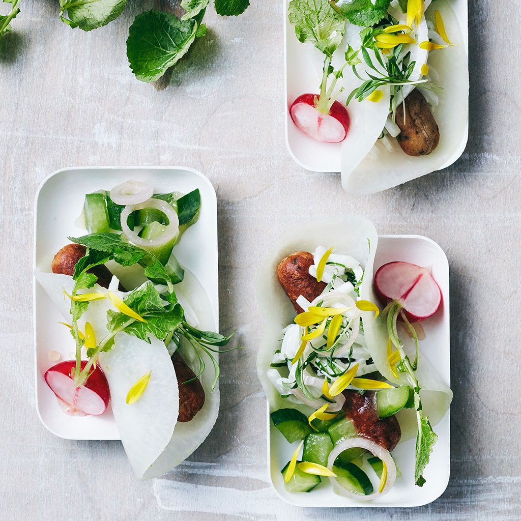 Taco’s van koolrabi met merquez worstjes, radijs, amsoi en zoetzuur